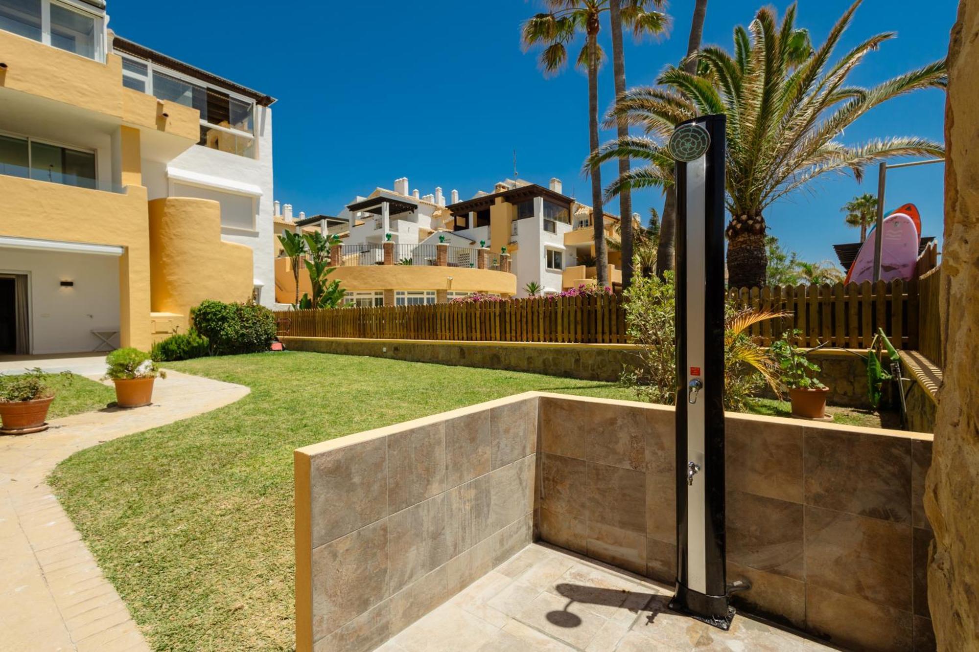 Renovated With Garden And Direct Access, East Lejlighed Marbella